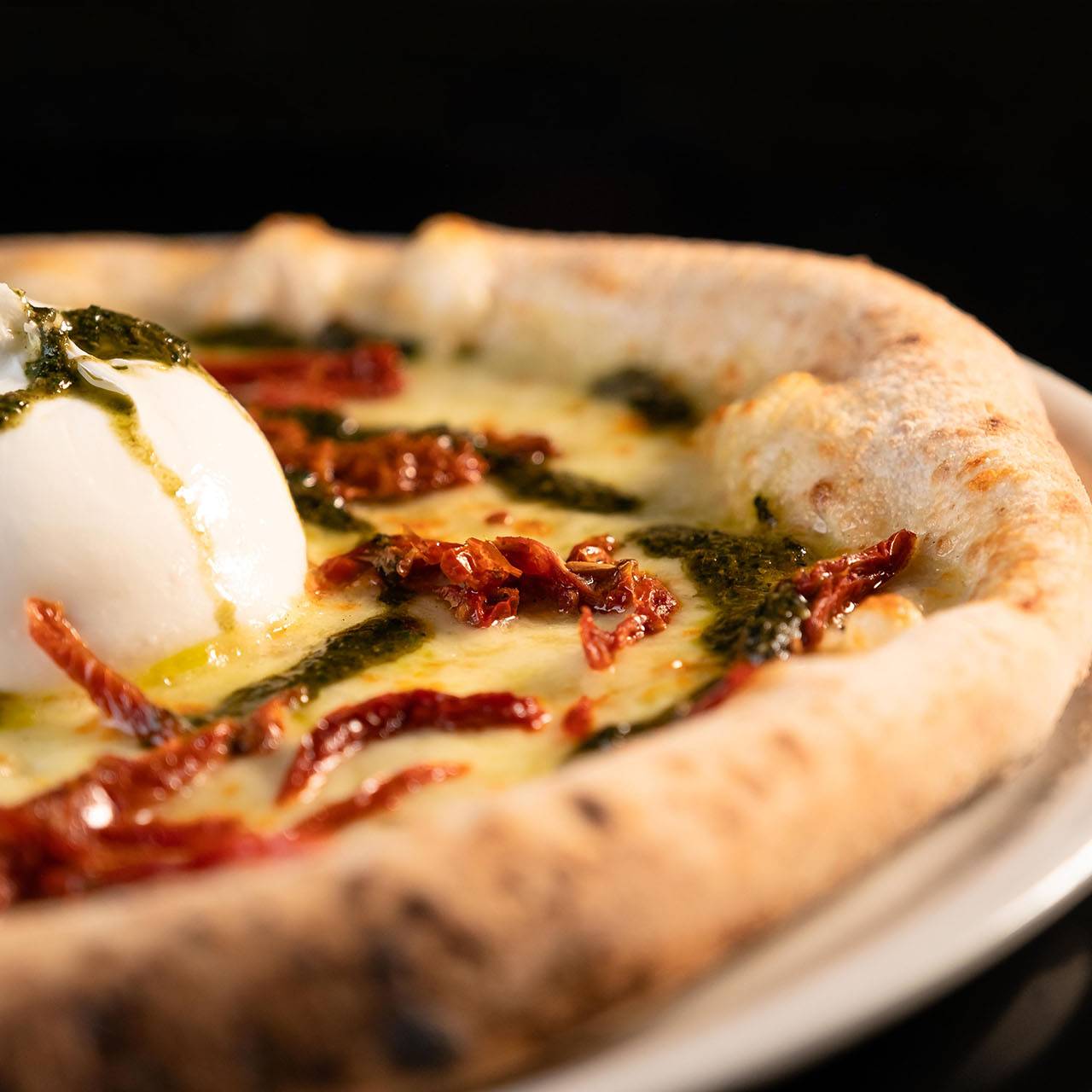 il sesto canto - pizza mozzarella burrata pomodori secchi pesto di basilico