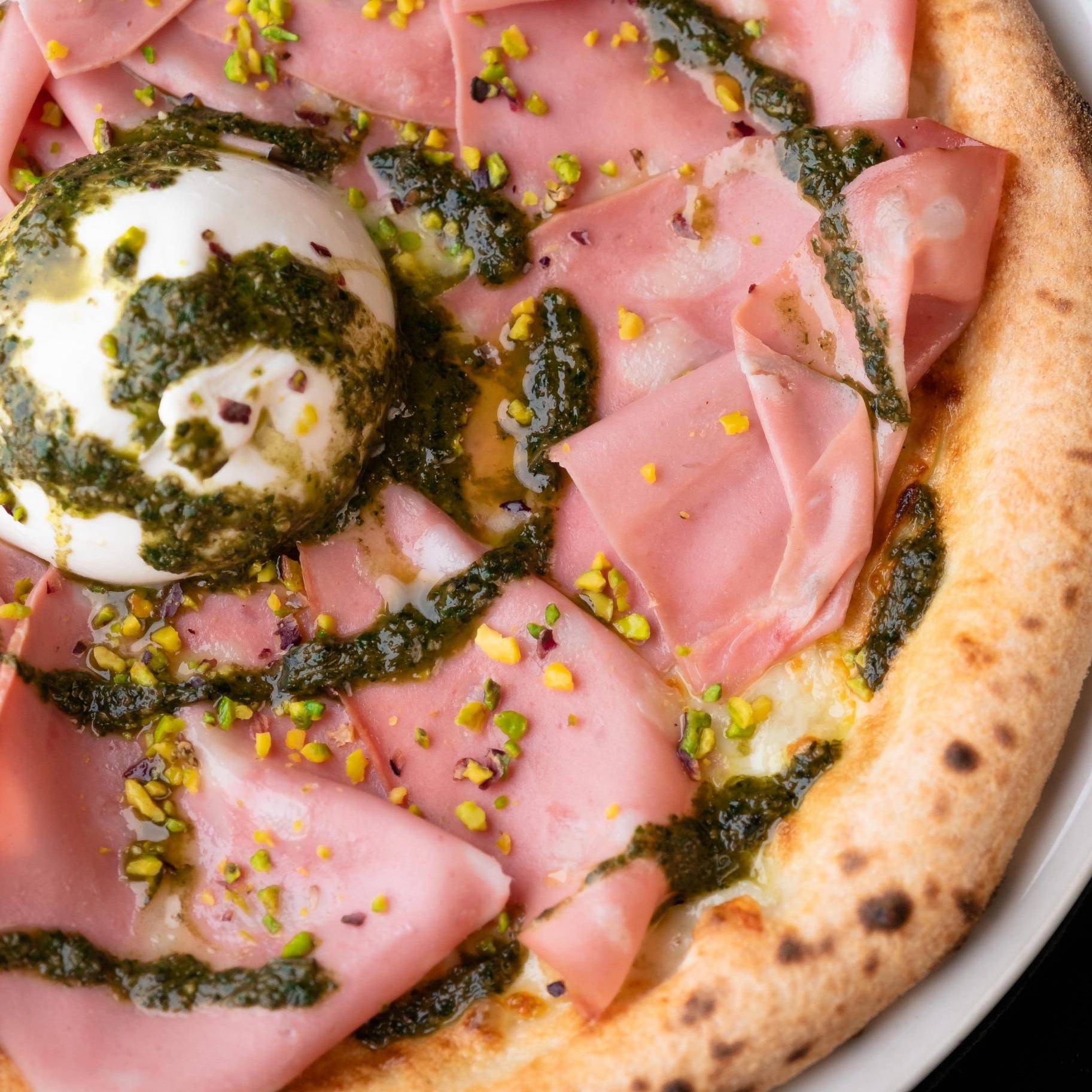 pizza prociutto cotto burrata pesto
