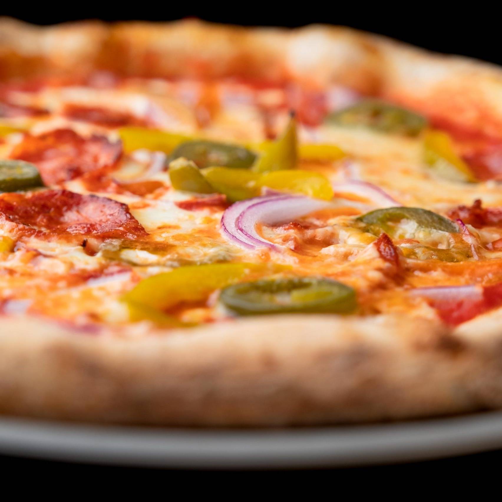pizza salsa peperoni mozzarella-salame-piccante-cipolla jalapenos pomodoro