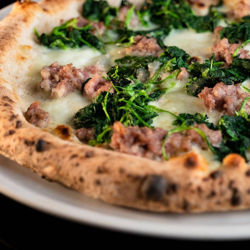 Pizza con salsiccia